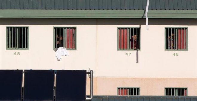 Casi 500 migrantes son recluidos en una cárcel sin agua potable, teléfono ni equipos de asistencia