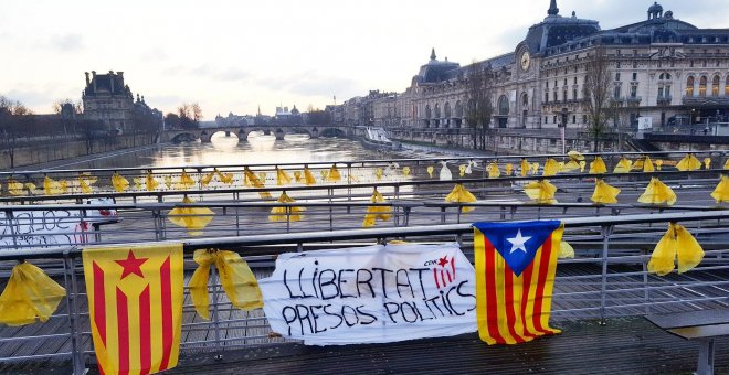 Una quincena de ciudades europeas amanecen con lazos amarillos y mensajes en apoyo a la República Catalana y los presos