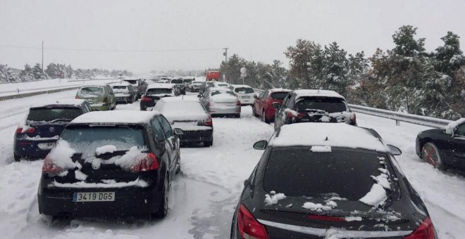 Fomento multa con 1.200 euros a Iberpistas por el caos causado tras la nevada en la AP-6