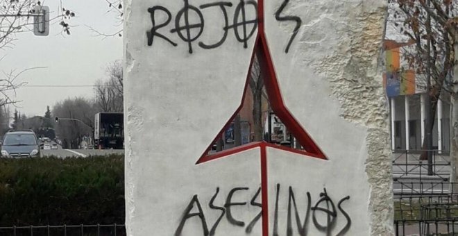 Atacan el monumento a las Brigadas Internacionales de Vicálvaro con una esvástica y una pintada de "rojos asesinos"