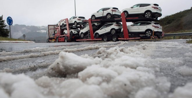 La nieve obliga a cerrar al tráfico la A-67 y cuatro puertos de montaña en Cantabria