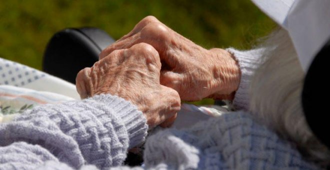 El Defensor del Pueblo reclama abordar "urgentemente" la soledad de las personas mayores