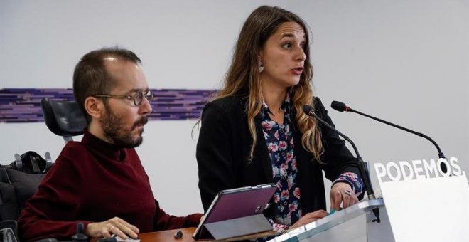 Podemos defiende a Colau y afirma que les representa: "Rendir pleitesía a un rey no va con nosotros"