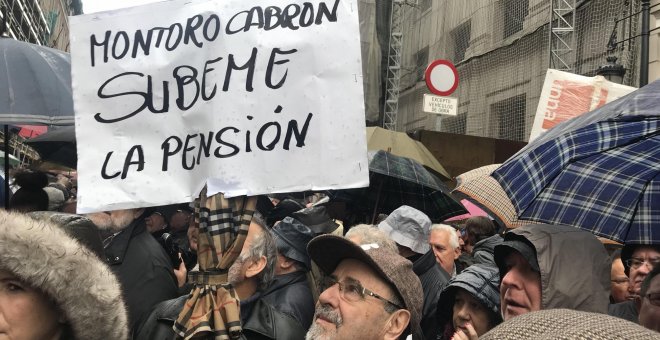 Los jubilados claman ante Hacienda: "Seguimos viviendo, somos pensionistas"