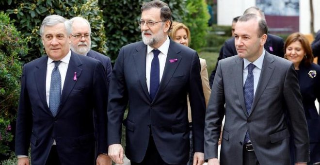 El 8M descoloca a la derecha y lleva a Rajoy y Rivera a lucir lazos morados