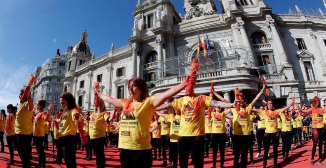 Antitaurinos forman una nube roja en Valencia para pedir la abolición de la tauromaquia