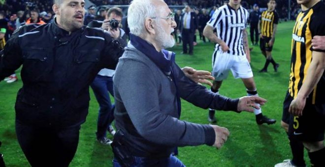 El presidente del PAOK interrumpe un partido con una pistola al cinto