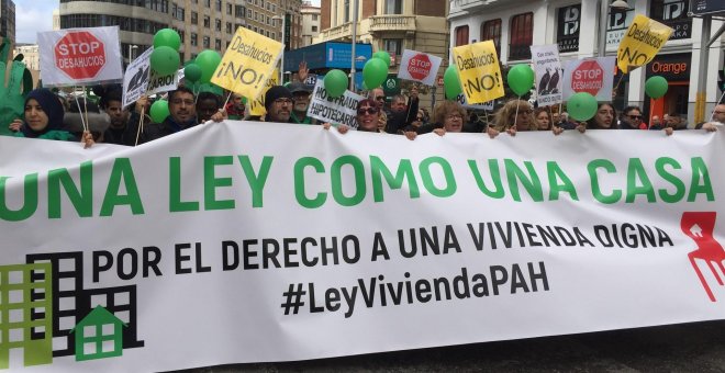 La PAH se moviliza ante las sedes de Cs para que no se vete su ley de vivienda