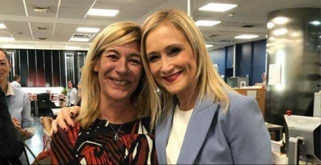 La foto que se hizo con Cifuentes la funcionaria que cambió sus notas