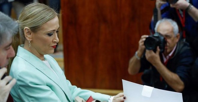 Un consejero justifica la ausencia de Cifuentes en un acto: "Está con gripe en cama"