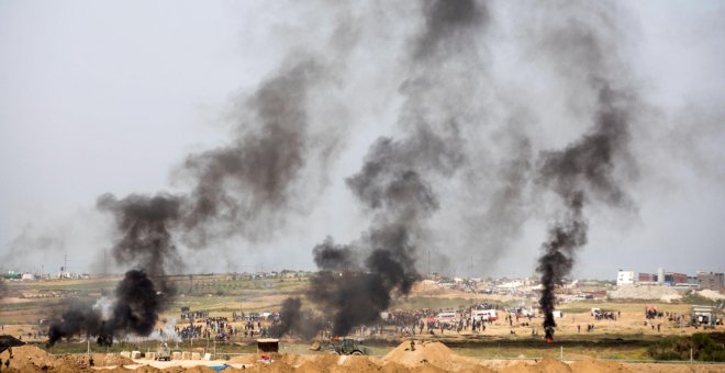 Jóvenes palestinos comienzan una quema de ruedas en la frontera entre Gaza e Israel