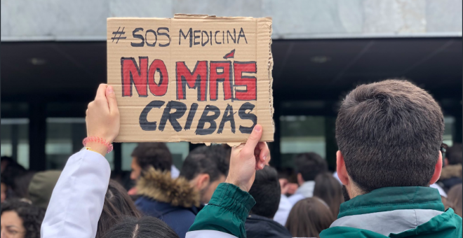 Los estudiantes de Medicina de la URJC se alzan en pleno escándalo Cifuentes contra una "decisión clasista de la universidad"