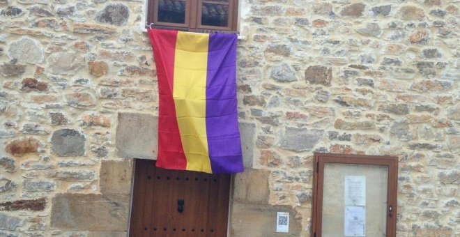 Movilización policial hasta una pedanía de 12 habitantes para retirar una bandera republicana