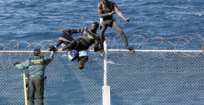 Gendarmes marroquíes bloquean a unos 50 migrantes cuando trataban de cruzar a Ceuta