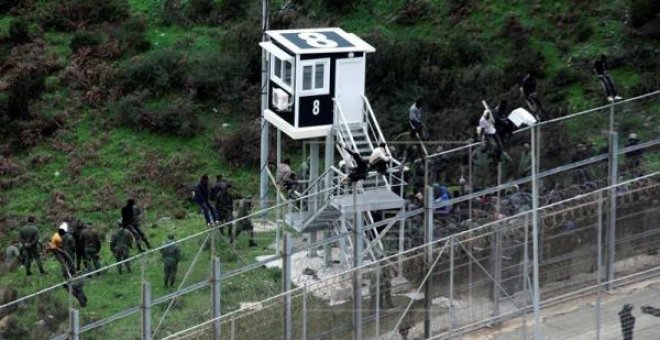 Investigan la muerte de dos migrantes hallados en Ceuta tras saltar la valla