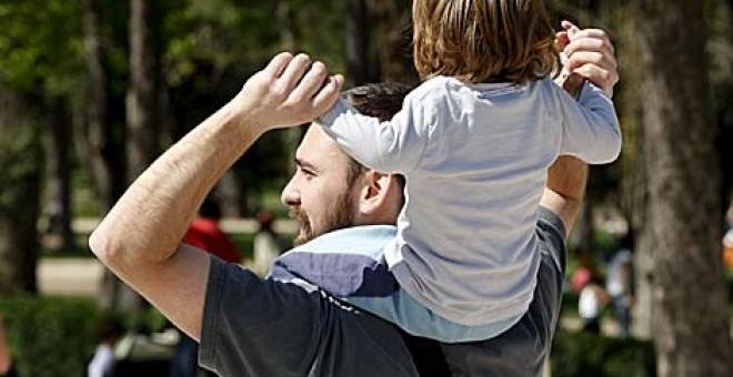 El TC admite a trámite la petición de un padre para igualar los permisos de paternidad y maternidad