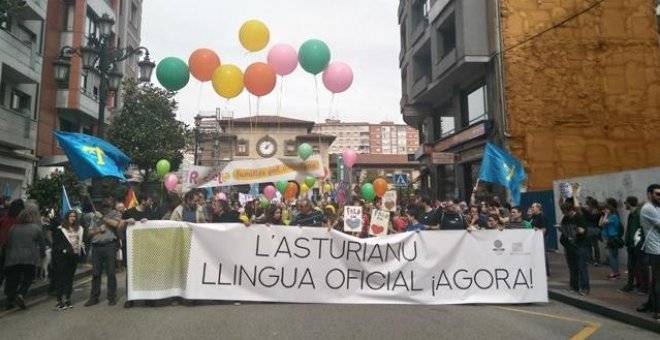 Miles de personas se concentran en Oviedo por la oficialidad de la lengua asturiana