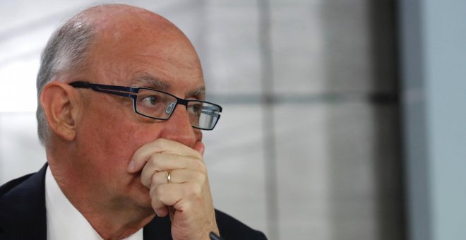 El apretón en diferido de Montoro: más de cien millones al mes en el impuesto de la gasolina