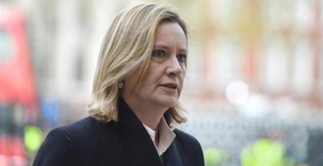 Dimite la ministra del Interior británica por plantear cuotas de deportación de extranjeros