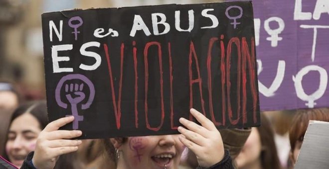 Estudiantes se concentran en la Puerta del Sol al grito de "fuera machistas de los juzgados"