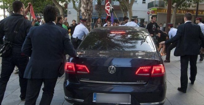 Los acusados por abalanzarse sobre el coche de Montoro en 2014 niegan el uso de la violencia