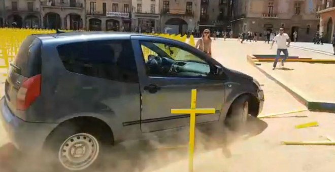 Un coche arrolla en la plaza peatonal de Vic las cruces en apoyo a los presos del 'procés'