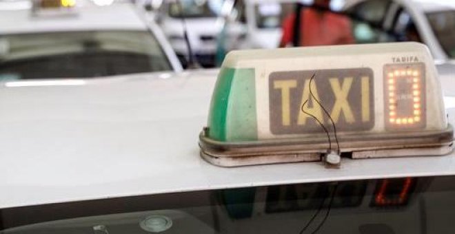 Encuentran el cadáver de un taxista degollado en su coche en Alcalá de Henares