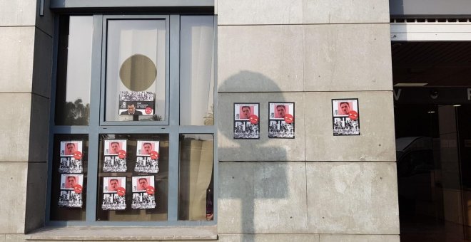 La sede del PSOE valenciano aparece llena de pegatinas contra la exhumación de Franco del Valle de los Caídos