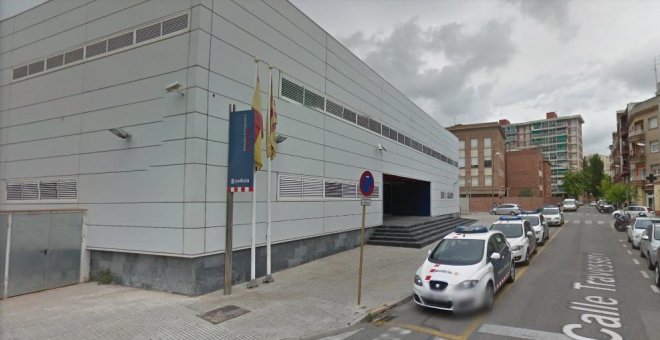 Los Mossos matan a un hombre que entró armado en la comisaría de Cornellà al grito de "Alá es grande"