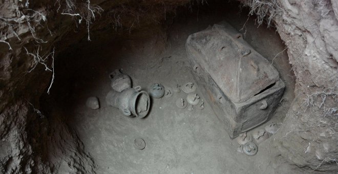 Arqueólogos griegos hallan en Creta una tumba intacta de más de 1.400 años de antiguedad