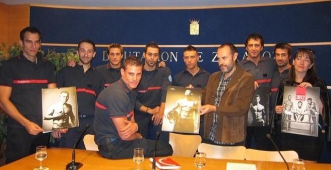 Zaragoza obliga a modificar un calendario solidario de los bomberos por no reflejar la pluralidad masculina