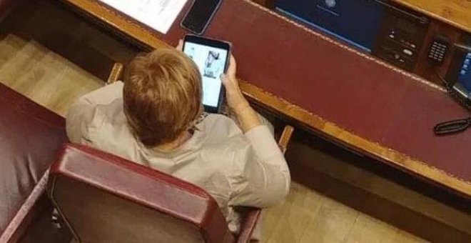 Celia Villalobos, pillada otra vez 'in fraganti' en el Congreso... esta vez comprando ropa 'online'