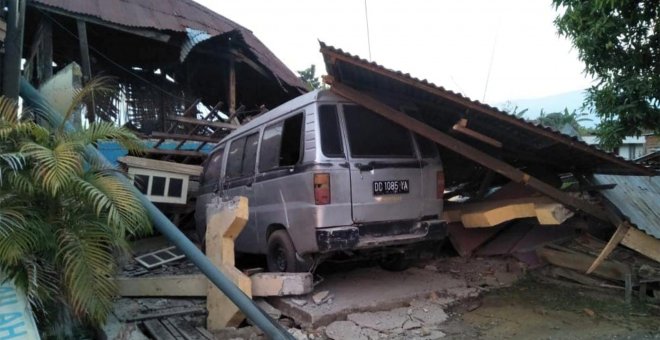 Las autoridades indonesias elevan a 384 el número de muertos por el terremoto en las Célebes