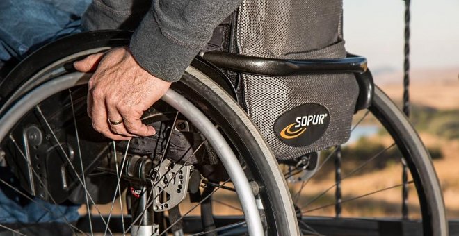Un jubilado en silla de ruedas, obligado a dormir en un cajero al no poder subir a su casa