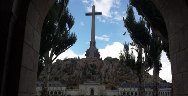 Asociaciones por la memoria se manifiestan en el Valle de los Caídos pidiendo la exhumación de Franco