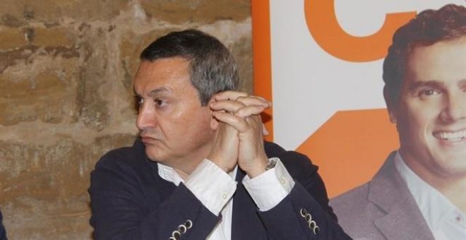 Un concejal de Ciudadanos, sobre la educación concertada: "Nunca me ha excitado más mi mujer que con el uniforme"