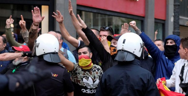 Los nazis trataron de reventar otra vez la manifestación del 9 d'Octubre en Valencia: amenazas, saludos fascistas y gas pimienta