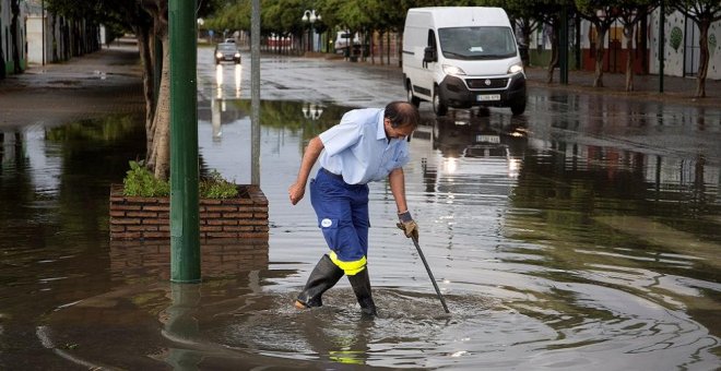 Las fuertes lluvias cortan en Andalucía cuatro líneas de Renfe y quince carreteras