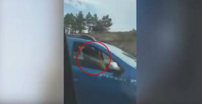 'Cazan' a una pareja manteniendo relaciones sexuales al volante en una autopista