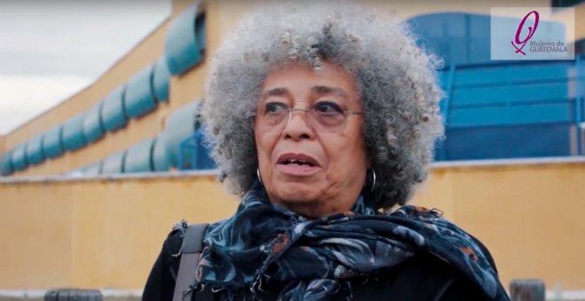 Angela Davis visita el CIE de Aluche: "Es totalmente inhumano y vergonzoso"