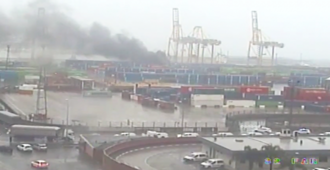 Un barco choca contra una grúa en el Puerto de Barcelona y provoca un incendio