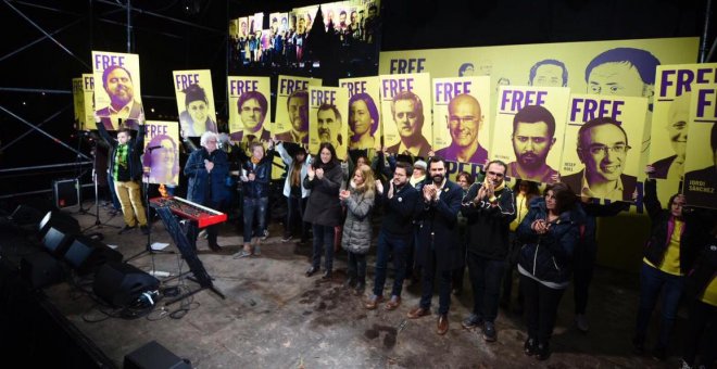 15.000 persones omplen Lledoners per reclamar l'alliberament dels presos independentistes