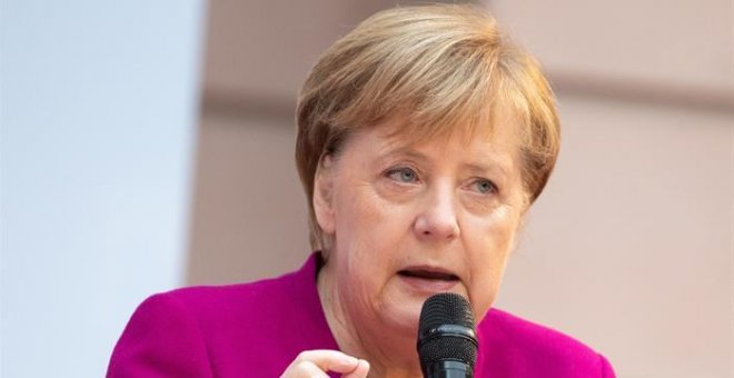 Merkel defiende la Constitución española porque preparó "la transición pacífica a democracia" y la integración en Europa