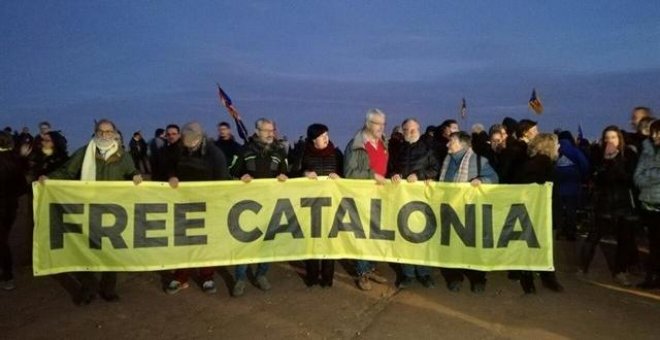 Cientos de personas rodean la cárcel de Lledoners para apoyar a Turull y Sànchez