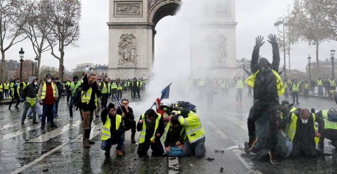 Macron aplaza la subida de los impuestos a los carburantes tras las protestas de los 'chalecos amarillos'