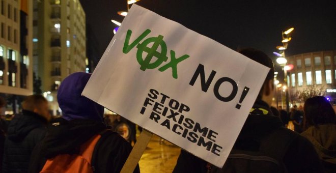 Los mossos cargan contra antifascistas que pretendían evitar actos de Vox en Girona y Terrassa