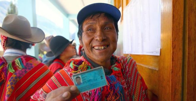 Los peruanos dan una aplastante victoria a su presidente en el referéndum sobre la reforma de la Constitución