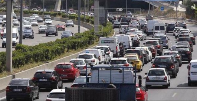 Los cambios de la DGT para 2019: fin del móvil al volante, calles a 30km/h y reducción en carreteras secundarias