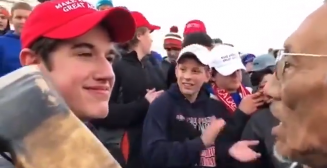 Estudiantes partidarios de Trump se ríen de un nativo americano