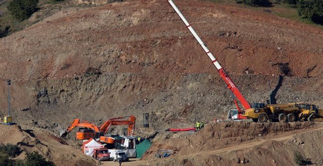 Los mineros entran en el túnel vertical para excavar una galería y rescatar a Julen